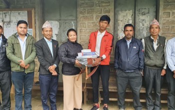 रुखमा डेरा बनाएर पढ्ने छात्र बने विद्यालयकाे 'वर्षकै चर्चित विद्यार्थी'